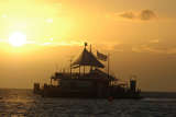 Sonnenuntergang am schwimmenden Ponton mitten im Reef